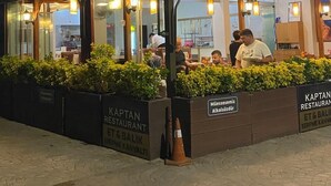 Un bâtiment à deux étages sur lequel on peut lire l’inscription : « KAPTAN RESTAURANT ET & BALIK SERPIMEKAHVALTUR ».