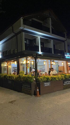 Fassade der Unterkunft – Abend/Nacht