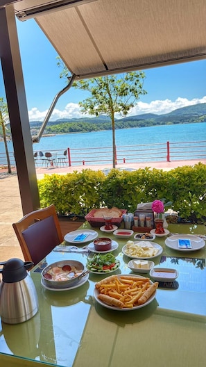 Petit déjeuner préparé à la commande compris tous les jours