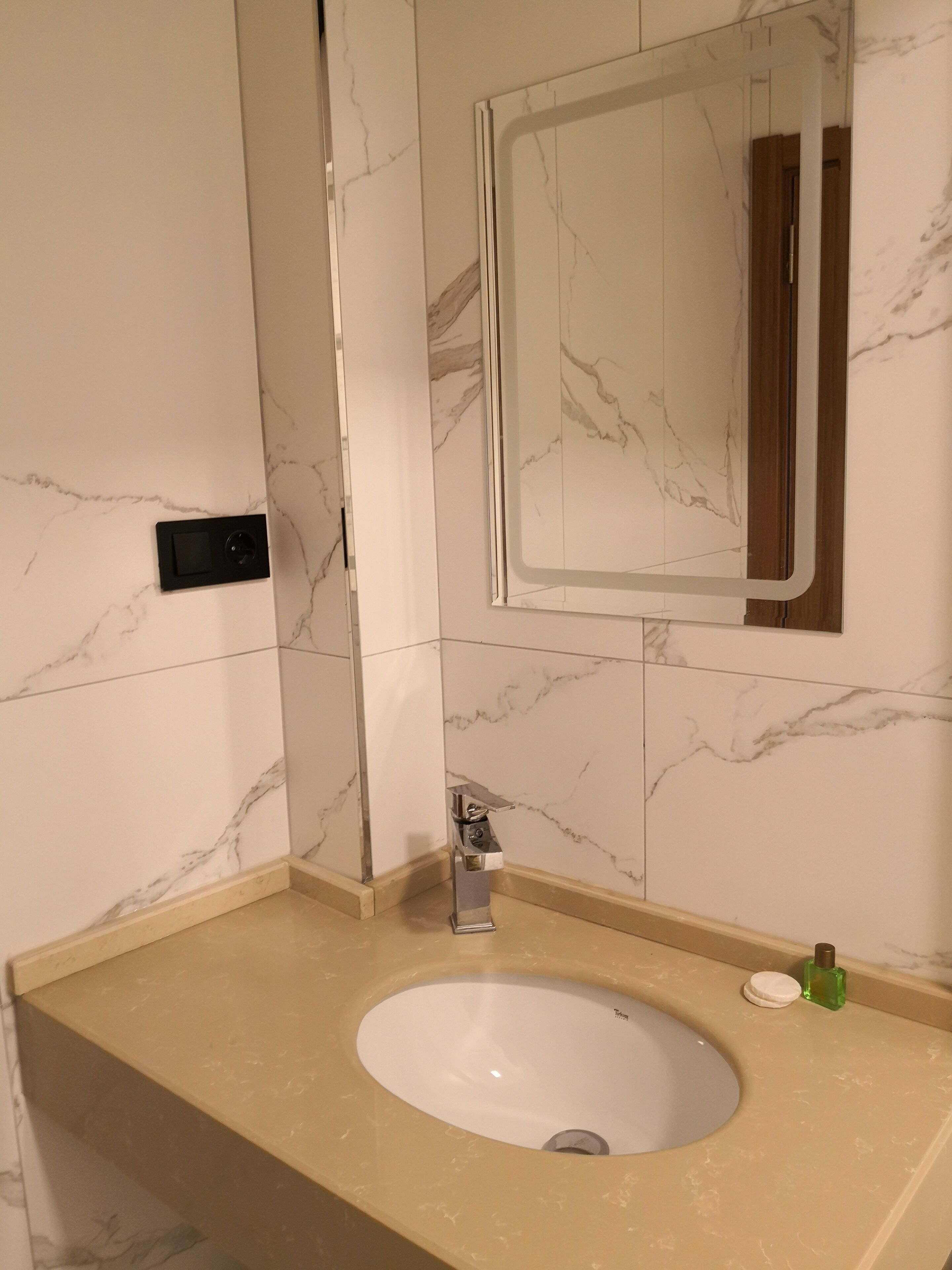 deluxe double room | bathroom sink