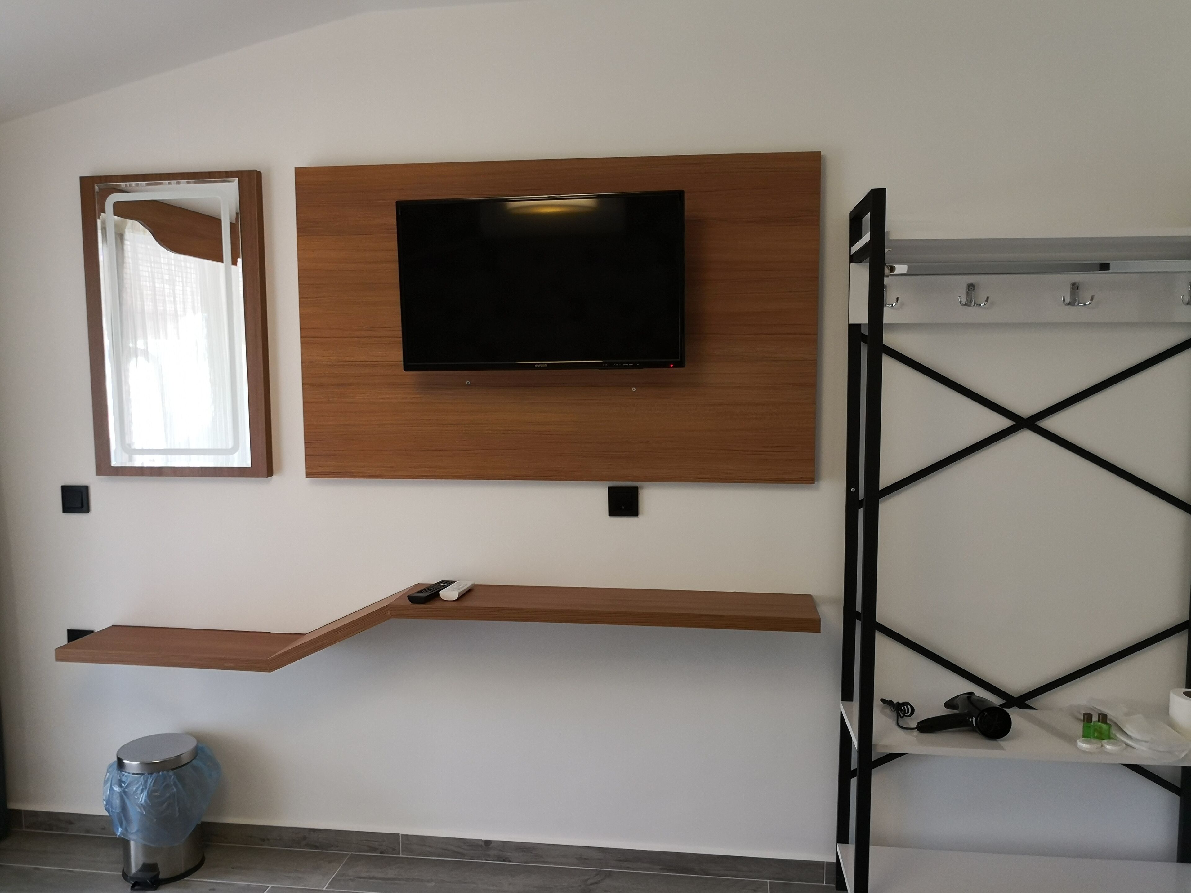 deluxe double room | television