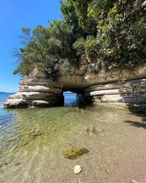 A natural rock formation with clear water and a small pebble on the shore. - Kerpe Kaptan Pansiyon (Kandira)