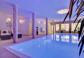 Indoor pool, sun loungers