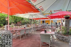 2 restoran, melayani makan siang 