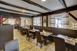 2 restoran, melayani makan siang 