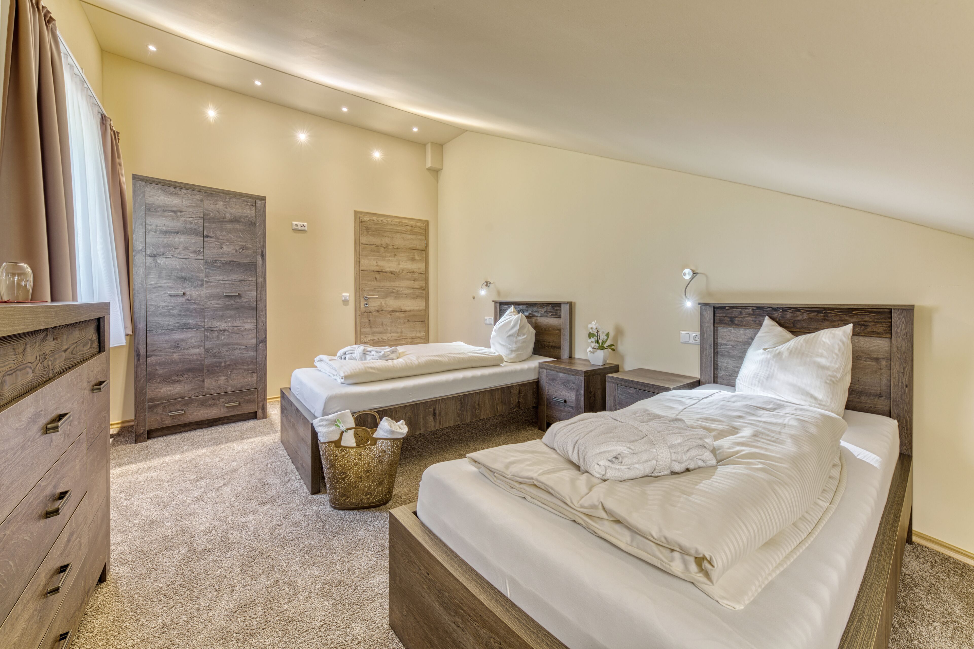 Hypo-allergenic bedding, iron/ironing board, free WiFi, bed sheets