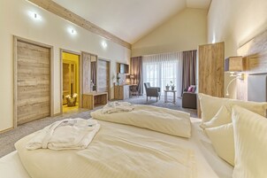Suite (Wellness) | Hypo-allergenic bedding, iron/ironing board, free WiFi, bed sheets