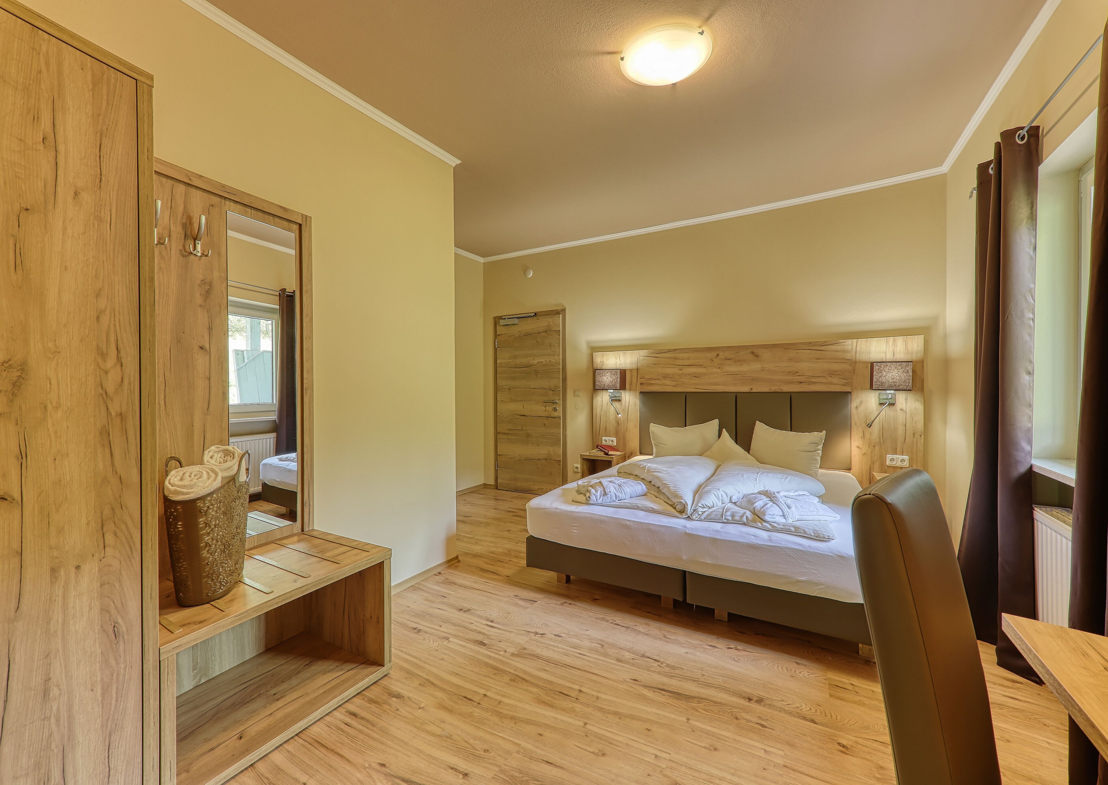 Hypo-allergenic bedding, iron/ironing board, free WiFi, bed sheets