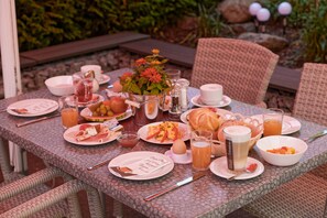 Free daily buffet breakfast  - Wellnesshotel Auszeit (Achslach)