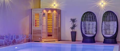 Piscine couverte, chaises longues