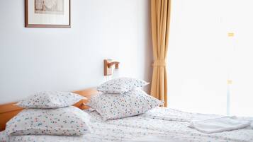 Standaard tweepersoonskamer, aan de piste | Luxe beddengoed, een bureau, geluiddichte muren, gratis wifi