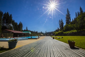 2 sisäuima-allasta, kauden mukainen ulkouima-allas