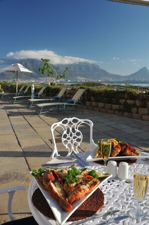 Outdoor dining - Leisure Bay Apartments (Cape Town)