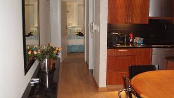 Apartment, 2 Bedrooms, Beach View | In-room dining