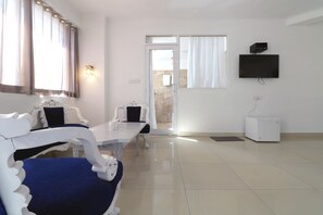 Executive Room | Living area | 32-inch LED TV with satellite channels, TV, table tennis
