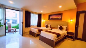 Habitación de hotel con dos camas, un balcón y vistas a la ciudad.