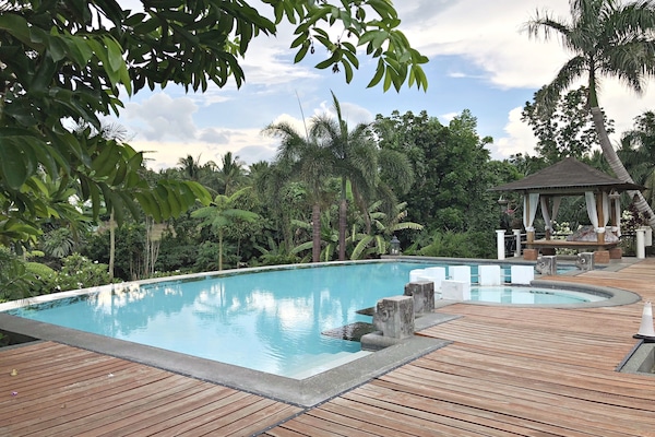 Ulkouima-allas avoinna 6.00–20.00, aurinkotuoleja