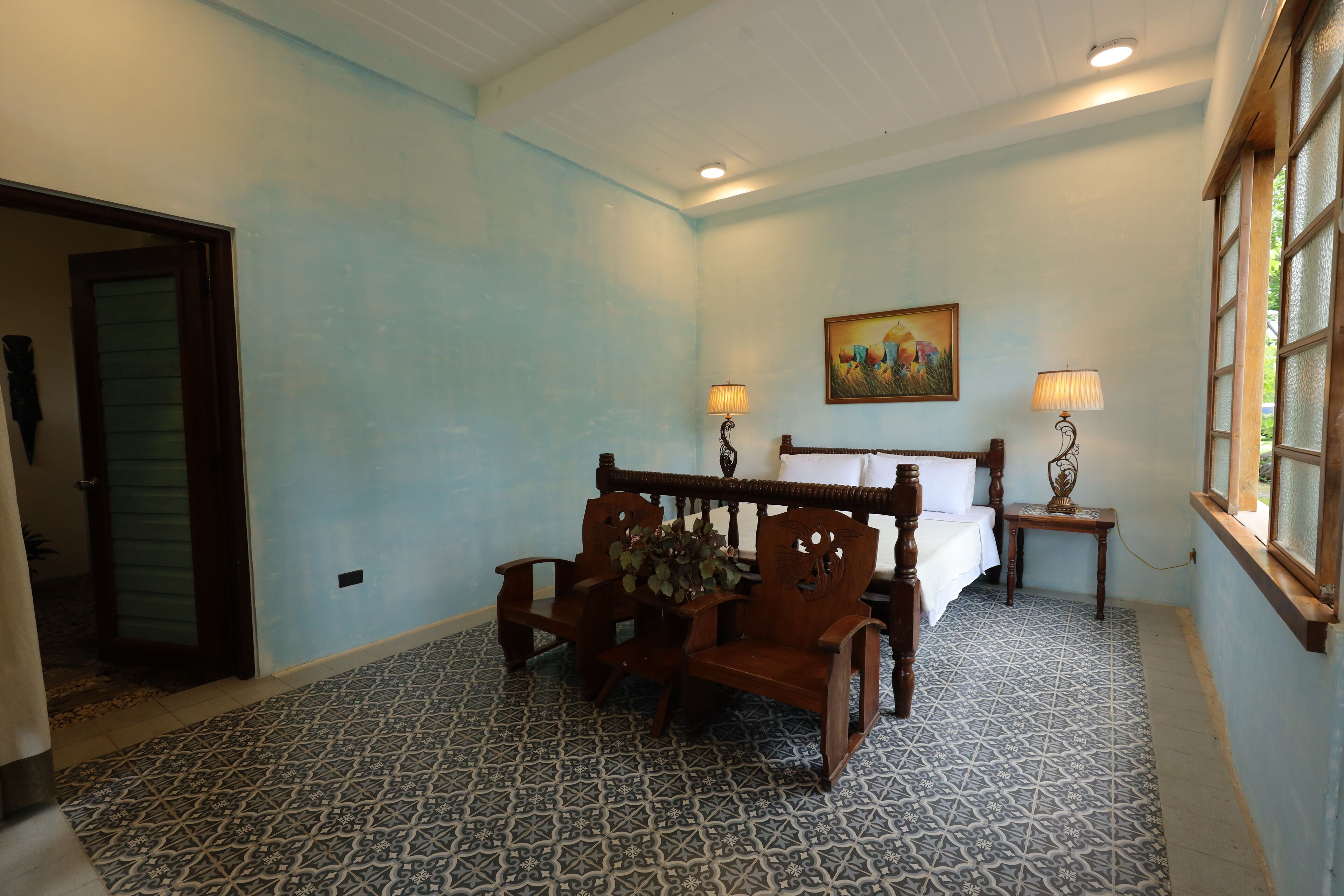 Decoración personalizada, muebles diferentes y ropa de cama 