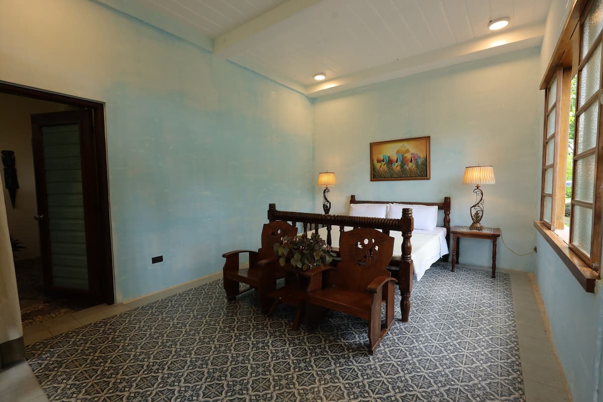 Room (Chico) | Dihias secara berasingan, dilengkapkan perabot secara berasingan