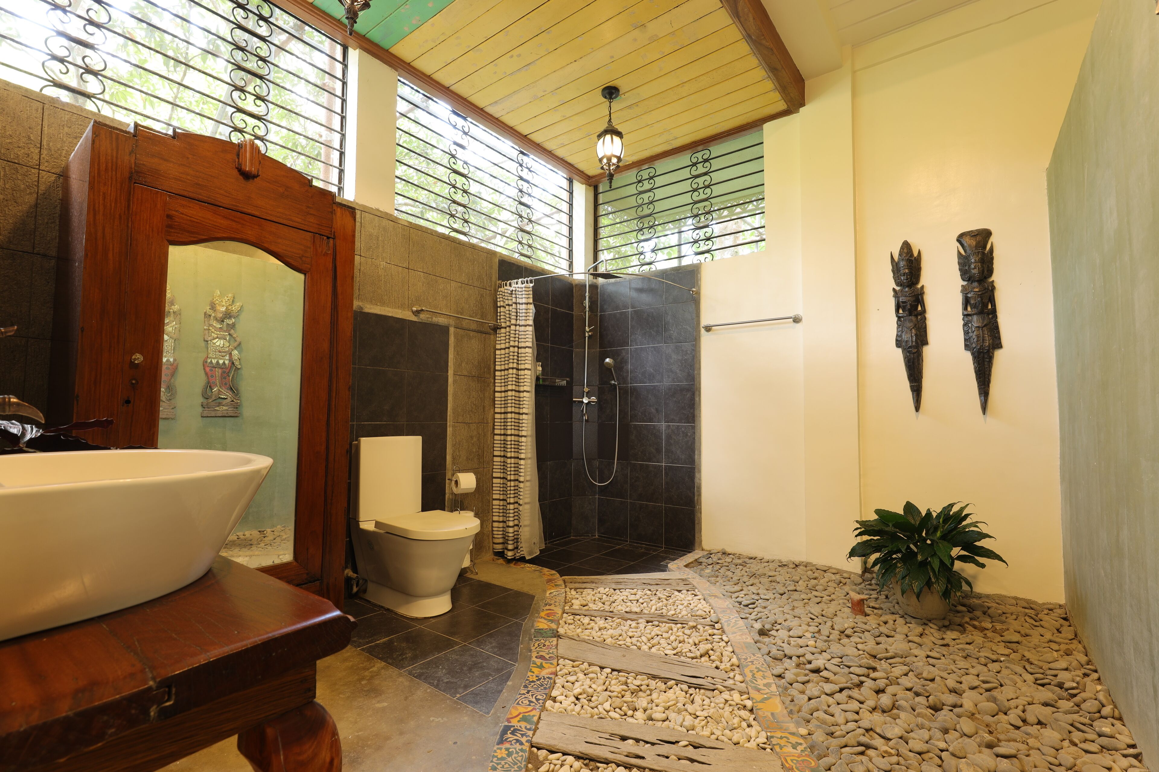 Chico | Bathroom | Shower, bidet, towels, shampoo