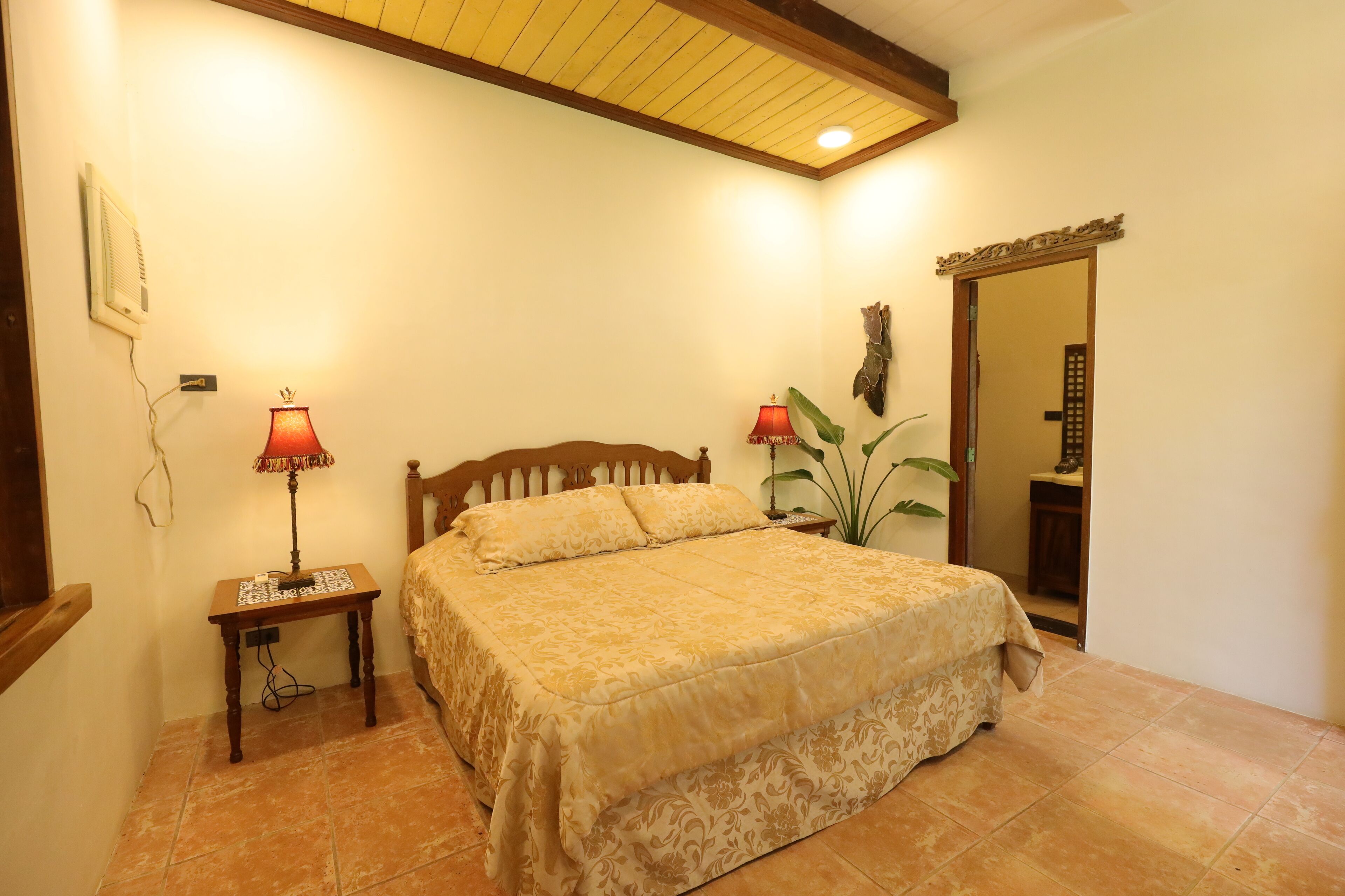 Decoración personalizada, muebles diferentes y ropa de cama 