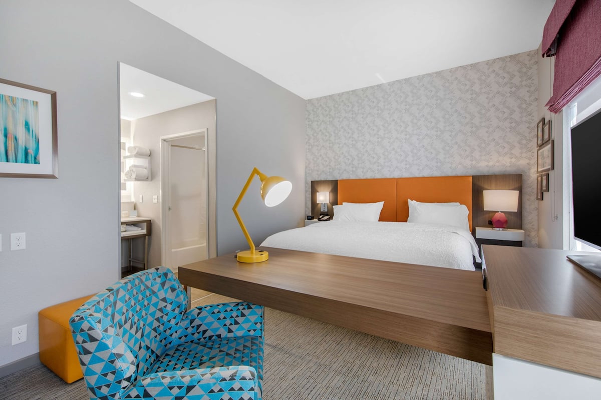 Studio, 1 kingsize bed, koelkast en magnetron (Wet Bar) | Een bureau, een strijkplank/strijkijzer, gratis wifi, beddengoed