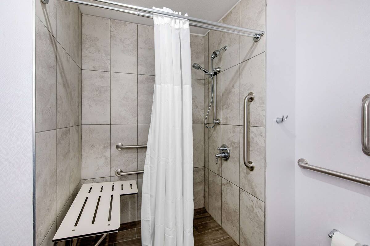 room, 1 king bed, accessible (roll-in shower) | bathroom | hydromassage showerhead, free toiletries, hair dryer, towels