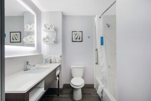 Hydromassage showerhead, free toiletries, hair dryer, towels - Hampton Inn & Suites Ruidoso Downs (Ruidoso Downs)