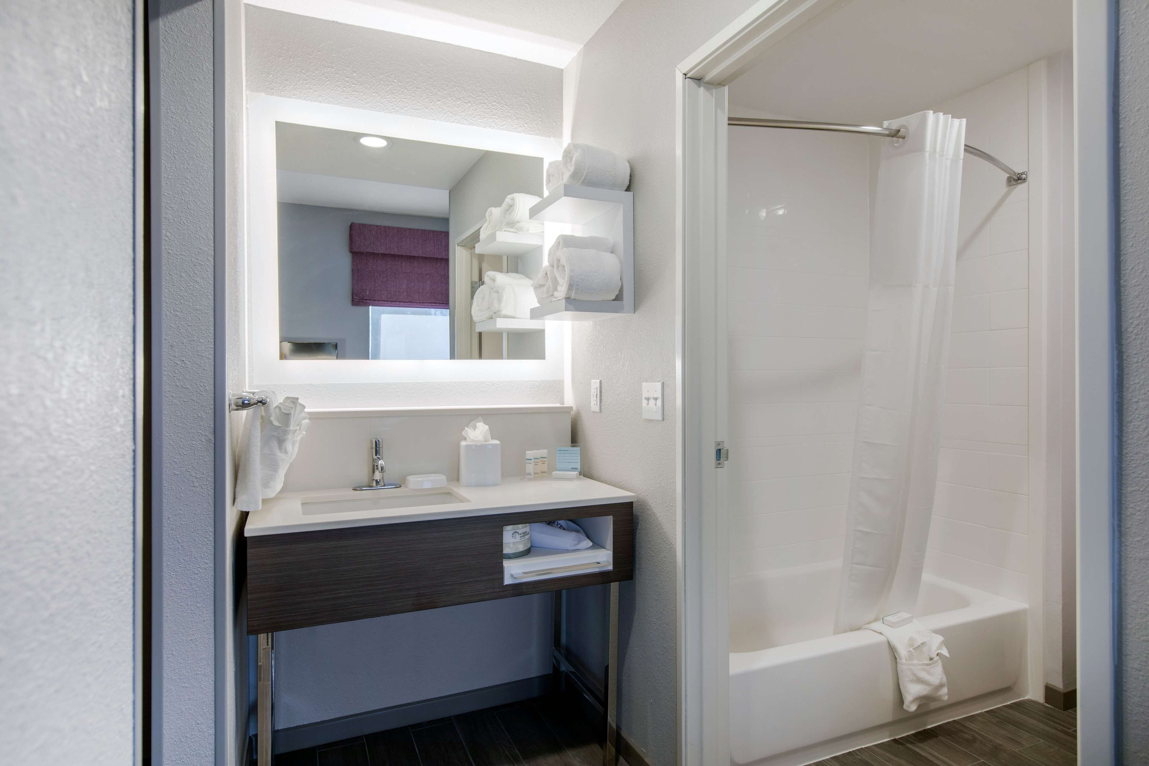 studio, 1 king bed, refrigerator & microwave (wet bar) | bathroom | hydromassage showerhead, free toiletries, hair dryer, towels