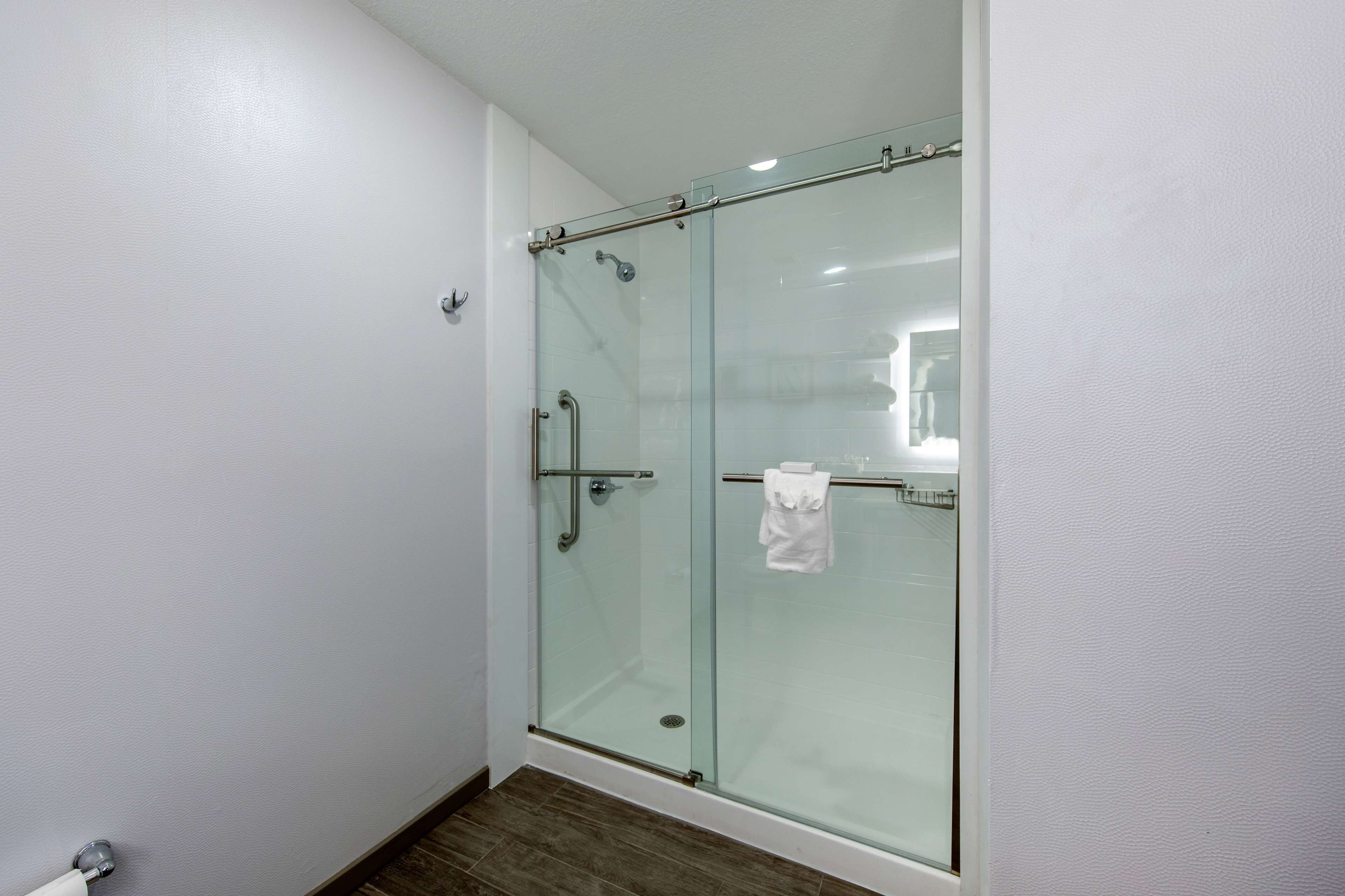 hydromassage showerhead, free toiletries, hair dryer, towels