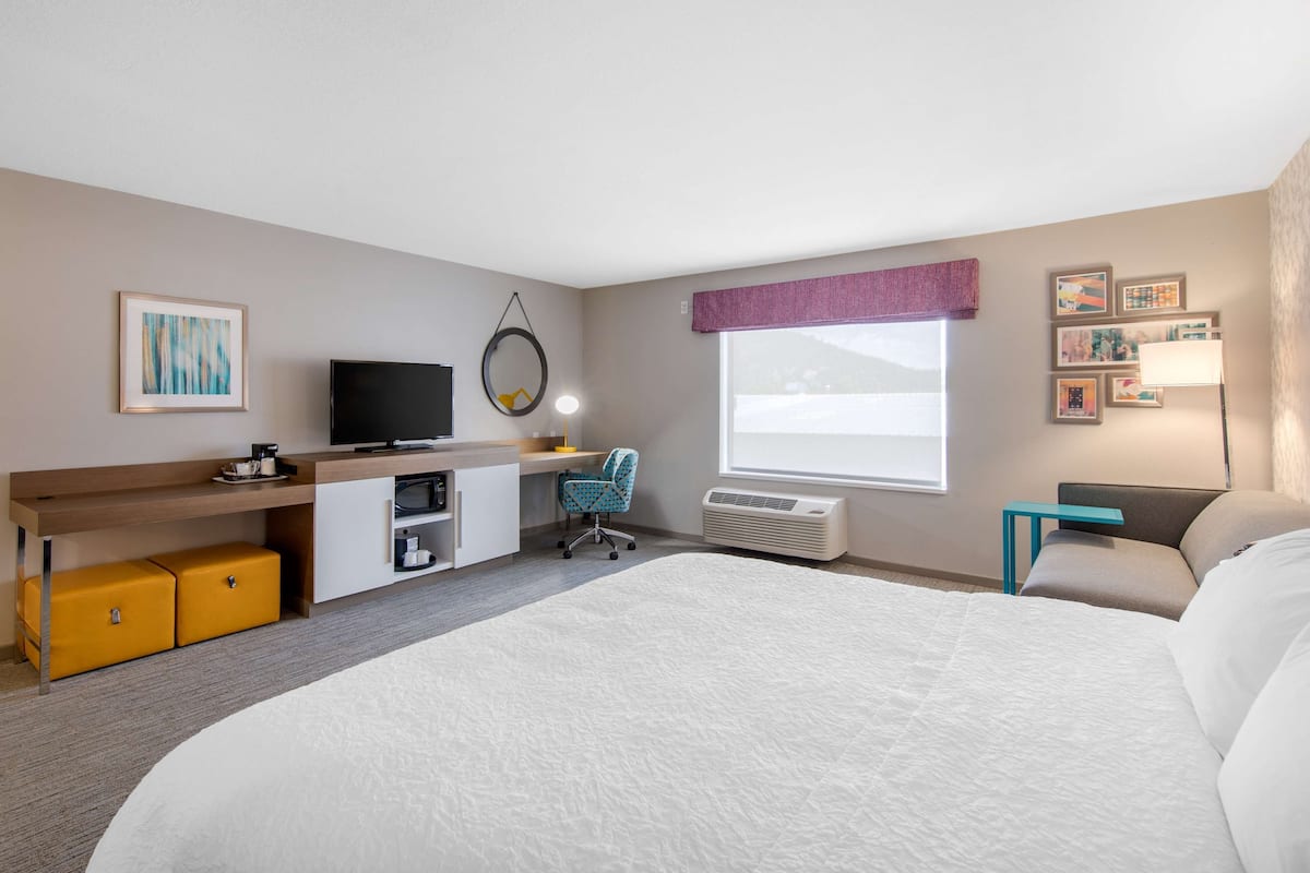 Een bureau, een strijkplank/strijkijzer, gratis wifi, beddengoed