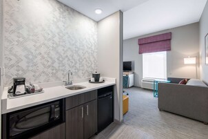 开间, 1 张特大床, 冰箱和微波炉 (Wet Bar) | 私人厨房 | 冰箱、微波炉、茶具/咖啡用具