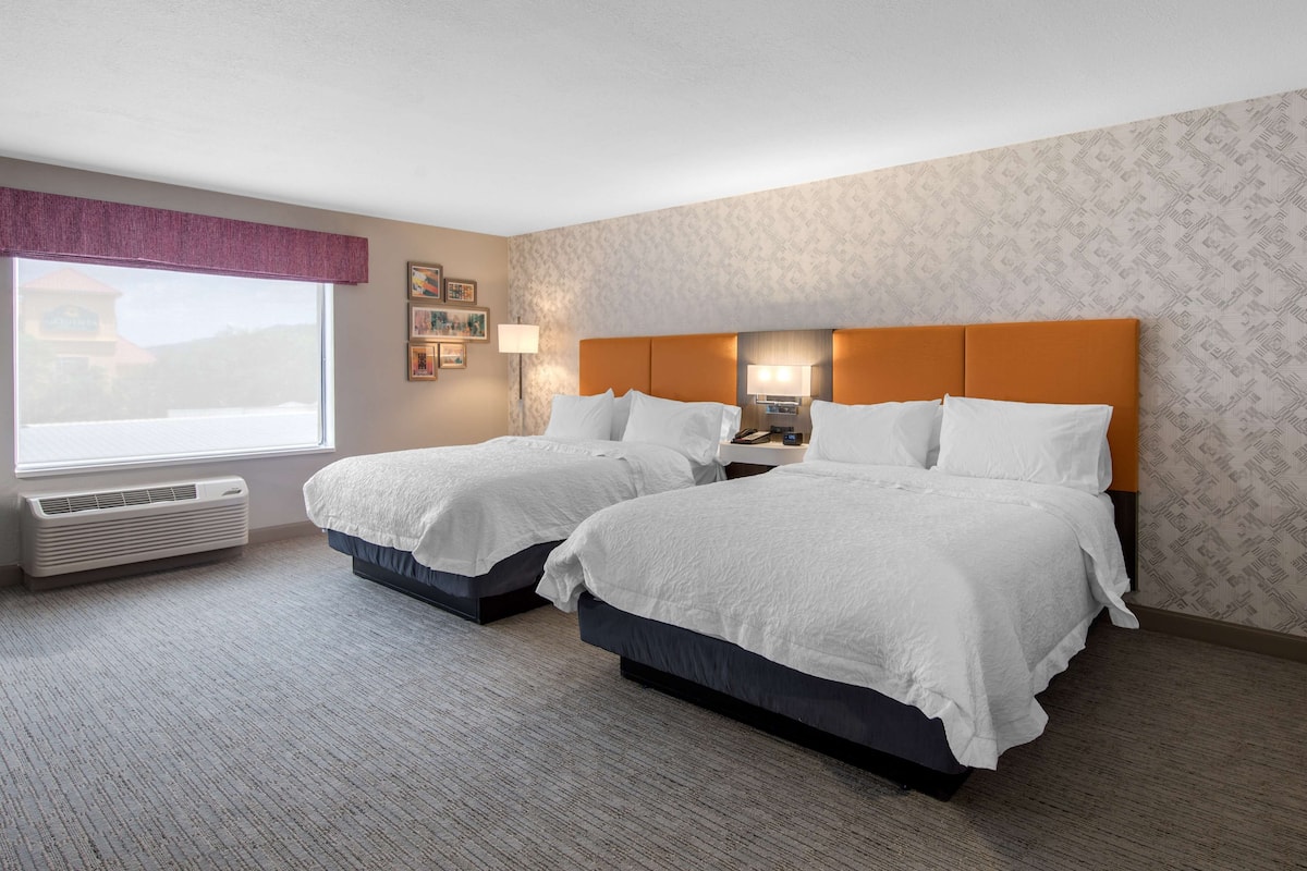 Kamer, 2 queensize bedden, toegankelijk voor mindervaliden (Hearing) | Een bureau, een strijkplank/strijkijzer, gratis wifi, beddengoed