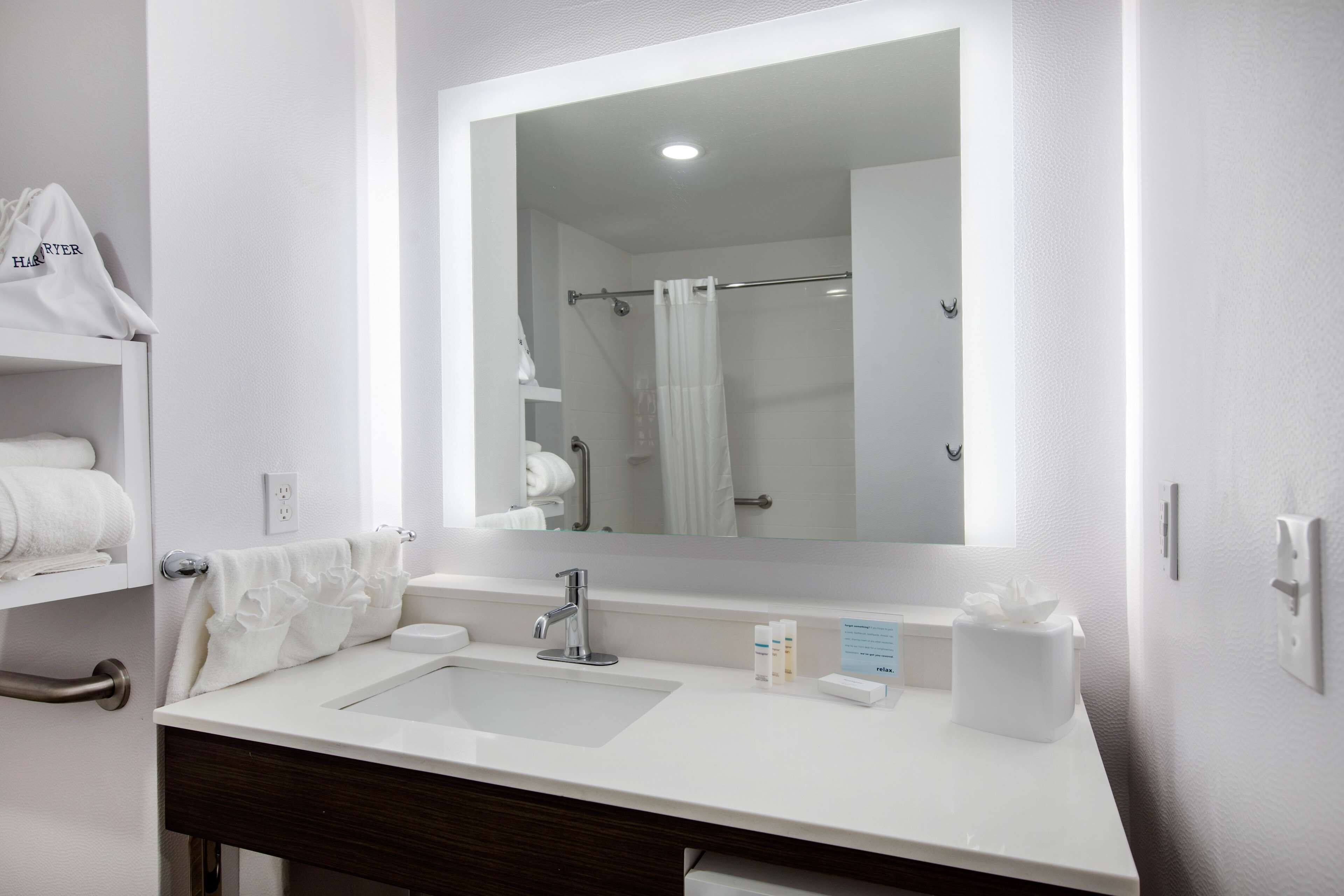 hydromassage showerhead, free toiletries, hair dryer, towels