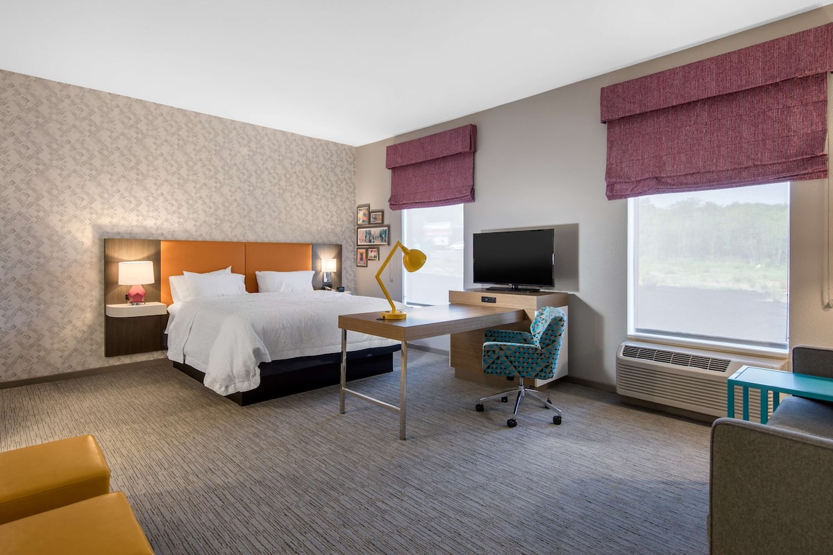 Een bureau, een strijkplank/strijkijzer, gratis wifi, beddengoed