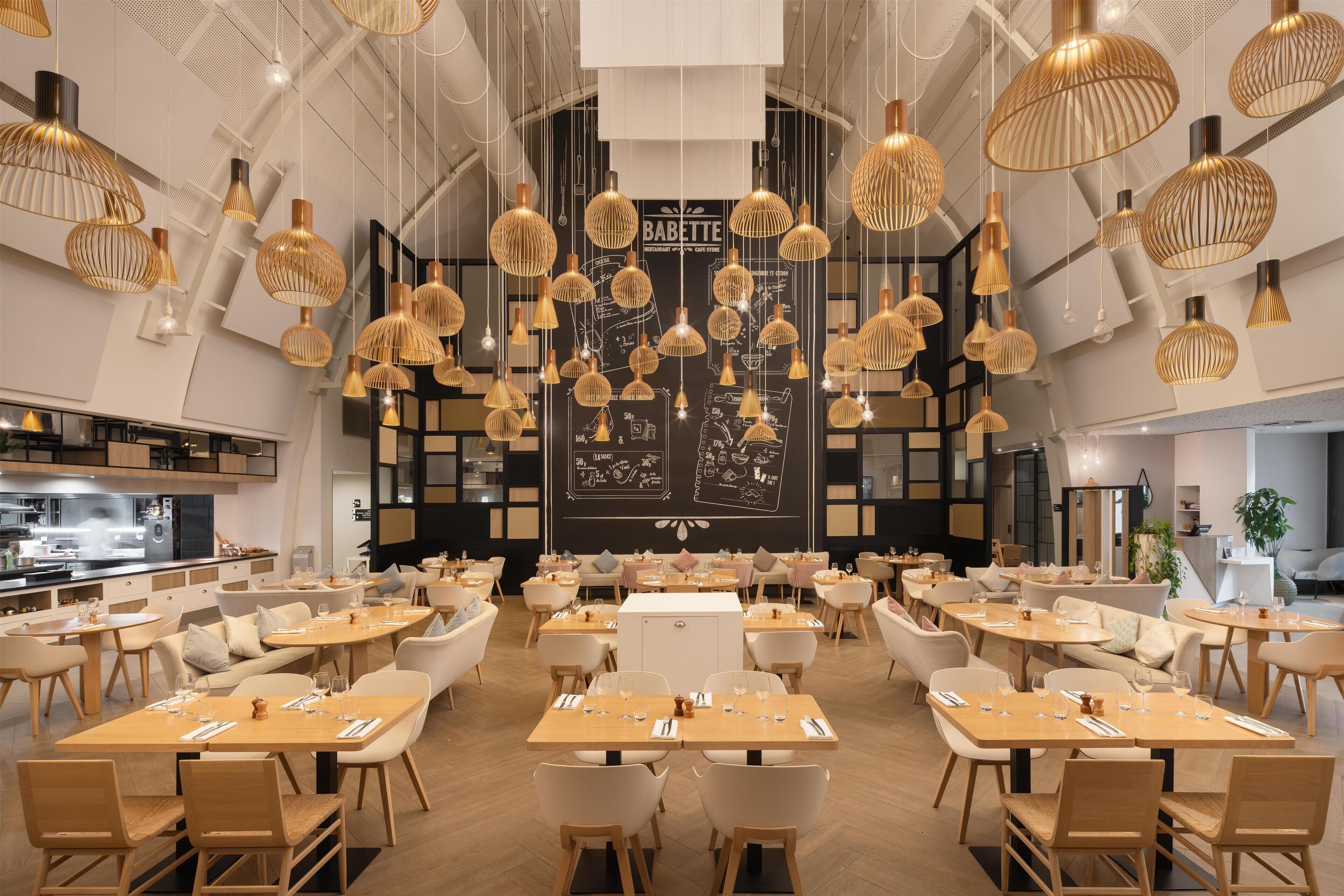 Serveert ontbijt, lunch en brunch