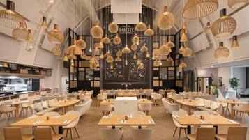 Serveert ontbijt, lunch en brunch