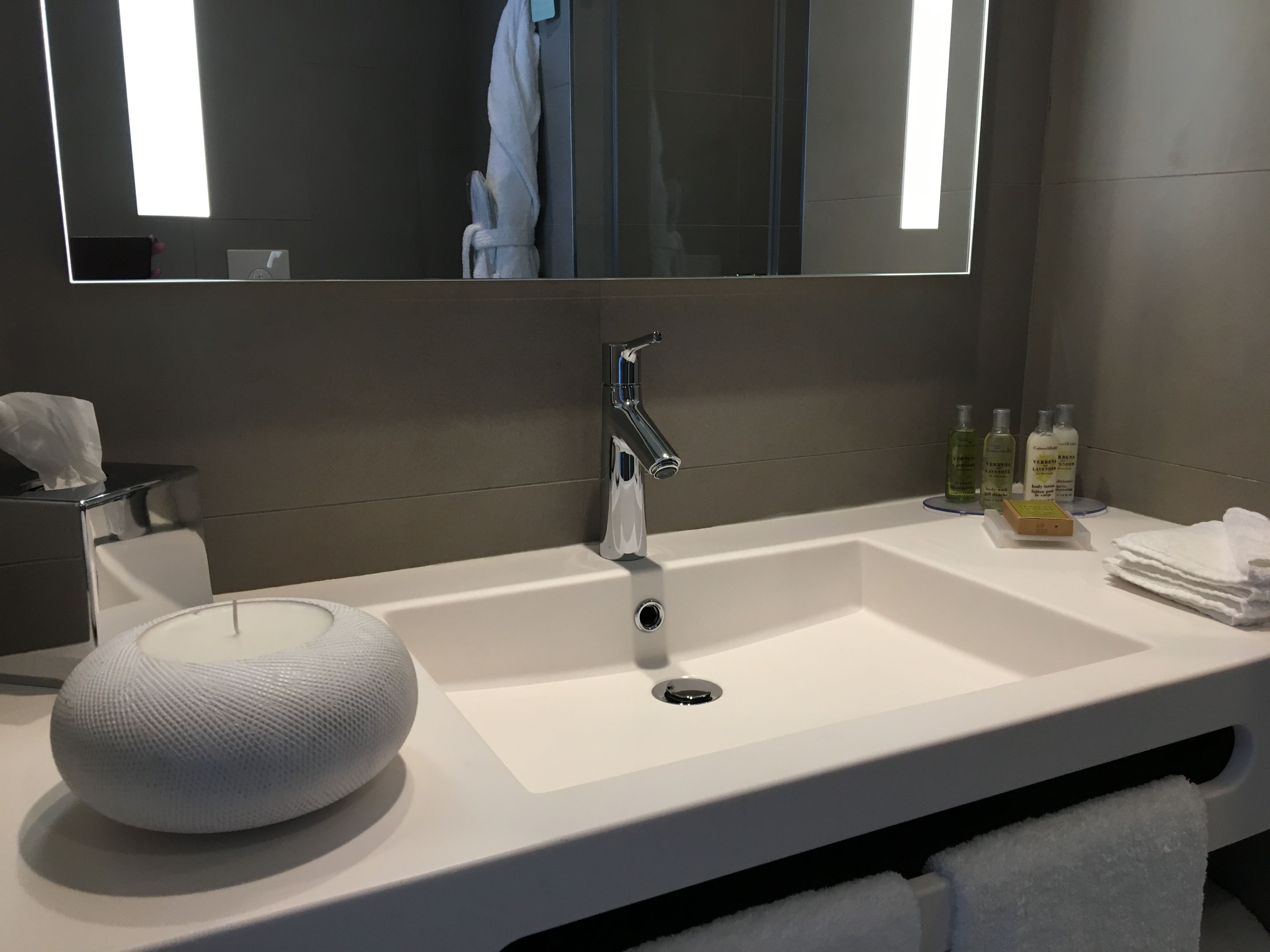 shower, hydromassage showerhead, free toiletries, hair dryer