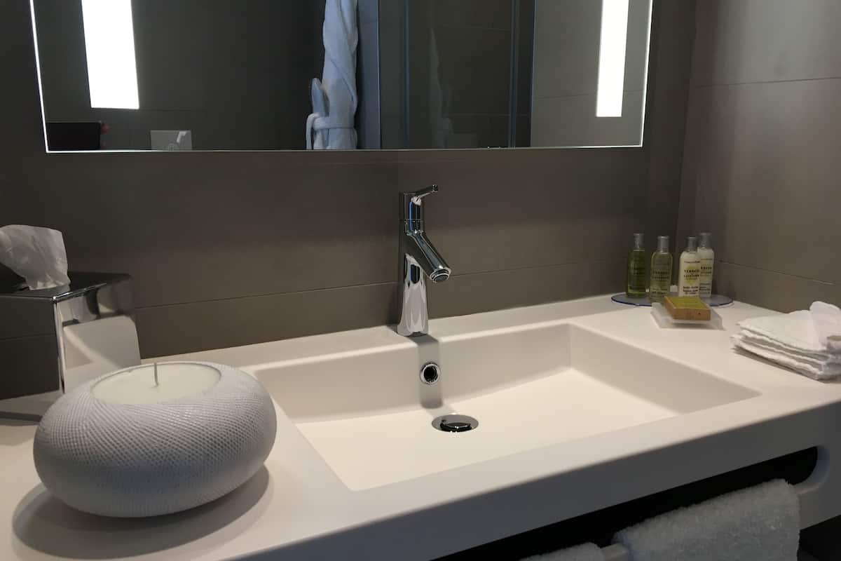 shower, hydromassage showerhead, free toiletries, hair dryer