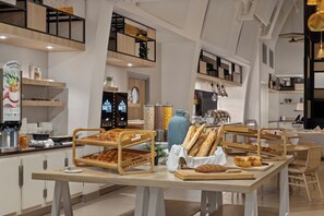 Se ofrece un desayuno bufé todos los días (22 EUR por persona)