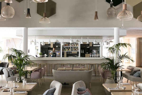 Breakfast, lunch and brunch served