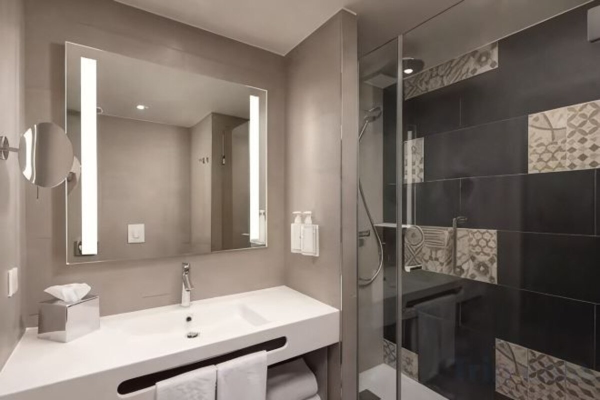 Bathroom | Shower, hydromassage showerhead, free toiletries, hair dryer