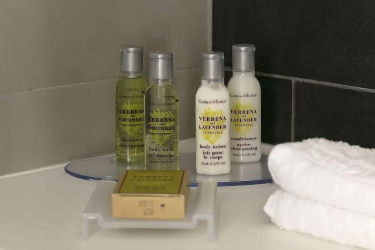 Badezimmerausstattung | Dusche, Hydromassagedusche, kostenlose Toilettenartikel, Haartrockner