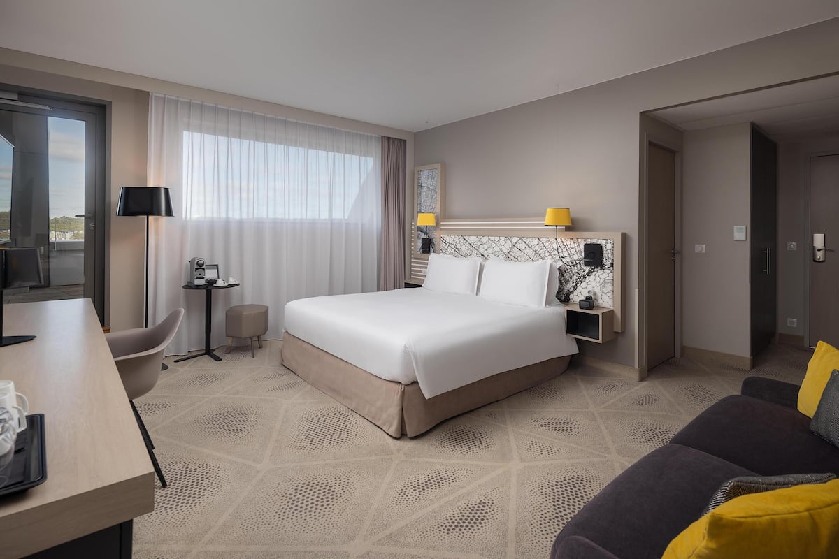 Junior Suite, 1 King Bed, Terrace | Premium bedding, down comforters, Select Comfort beds, in-room safe