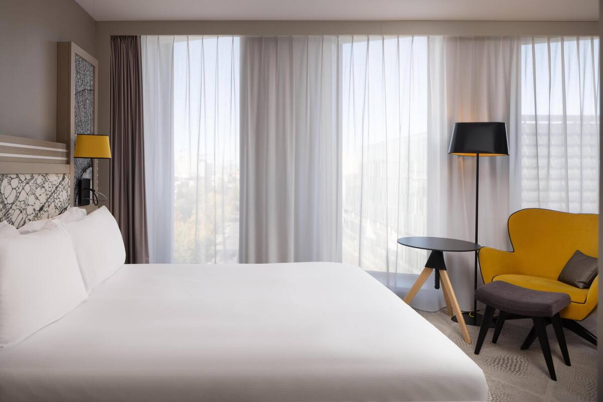 Room, 1 Queen Bed, Accessible | Premium bedding, down comforters, Select Comfort beds, in-room safe