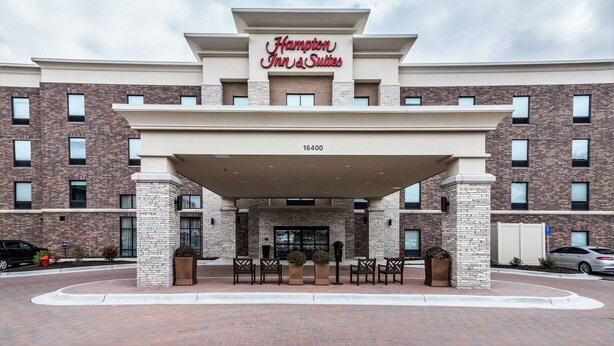 A Hampton Inn & Suites building with a brick facade, a covered entrance, and a parking area. - Hampton Inn & Suites Allen Park (Allen Park)