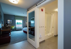 Regadera con hidromasaje y amenidades de baño gratuitas