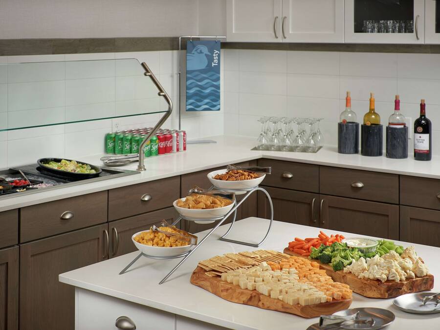Una mesa de buffet con diferentes alimentos y bebidas.