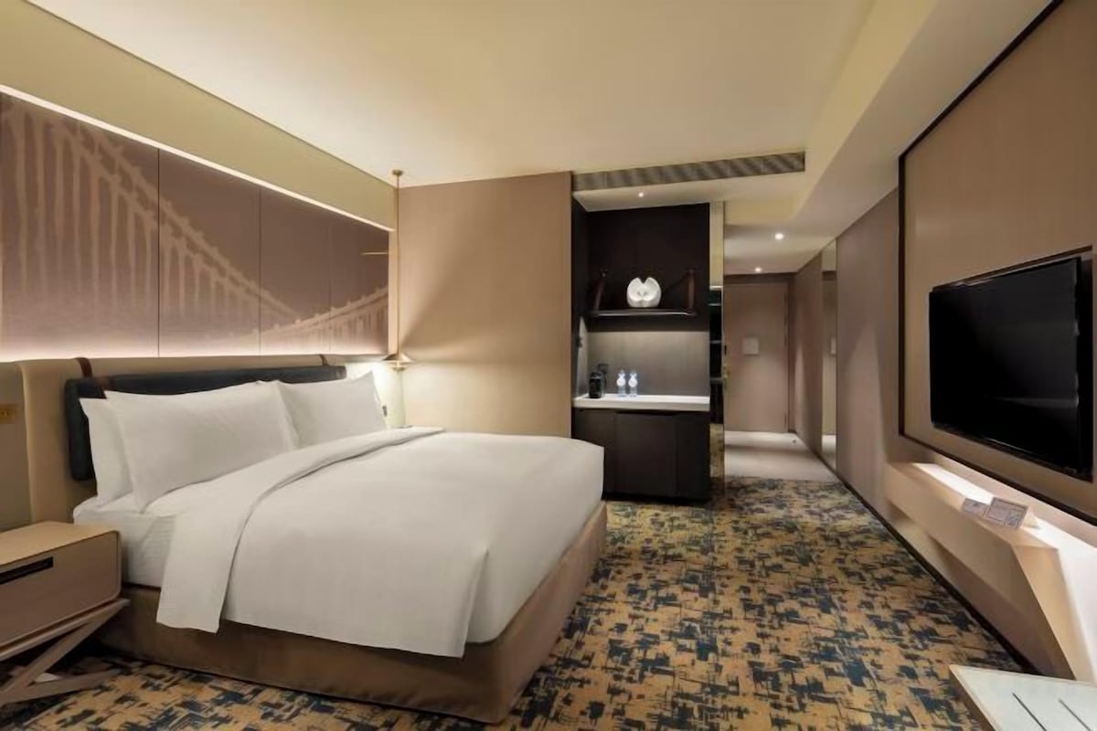 Premium bedding, memory foam beds, minibar, in-room safe