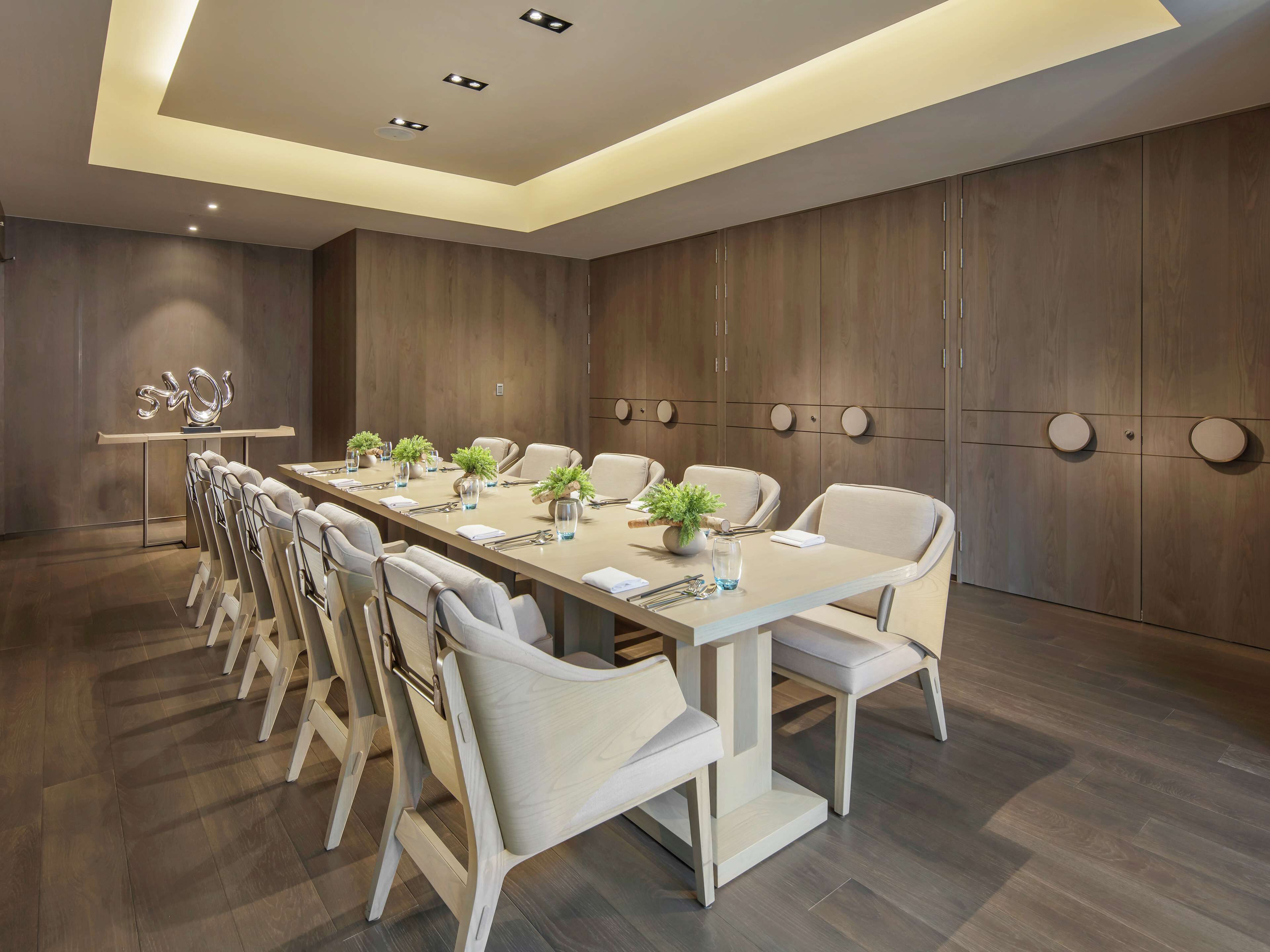 2 restaurants, breakfast, lunch, dinner served; international cuisine